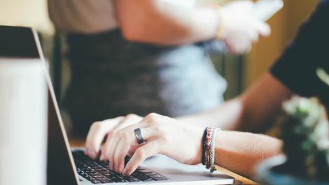 Imagen de un manos trabajando en un ordenador portatil