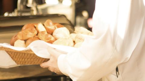 Camarero sirviendo en un bar