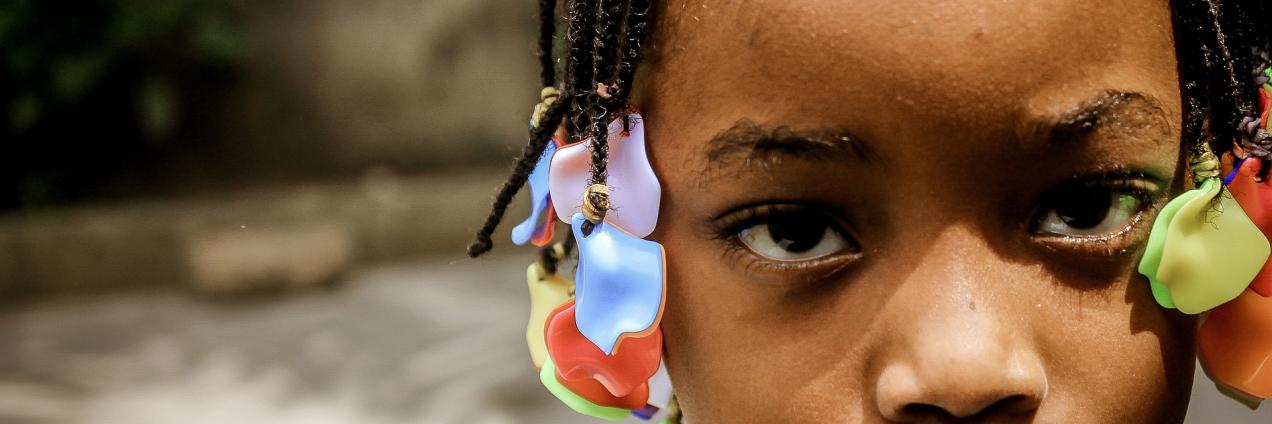 niña con flor en la cabeza