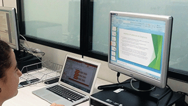 persona buscando información en un ordenador